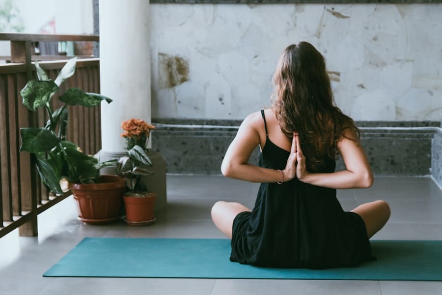 3 Wesentliche Gesichts-Yoga-Methoden gegen den Truthahnhals image 29